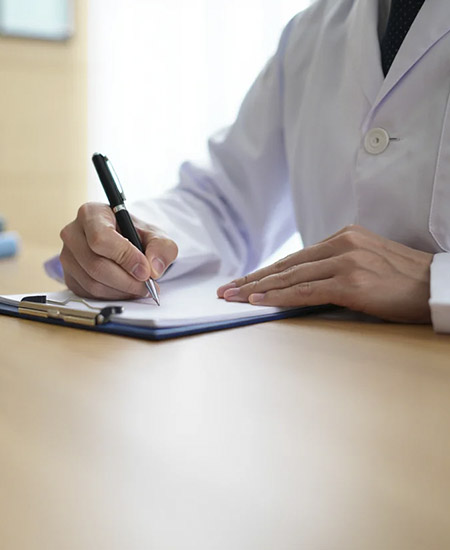 Доктор делает запись